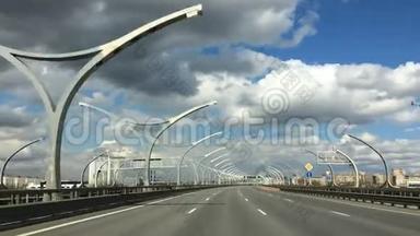 从现代高速公路上的移动汽车上观看，有<strong>醒目</strong>的标志和标志，有俄语街道名称